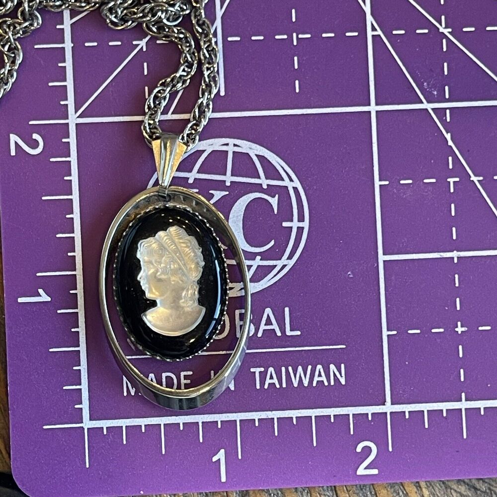 Vtg Iridescent Frosted Glass Cameo Pendant Necklace Silver Tone 24” Rope Chain - Picture 7 of 7